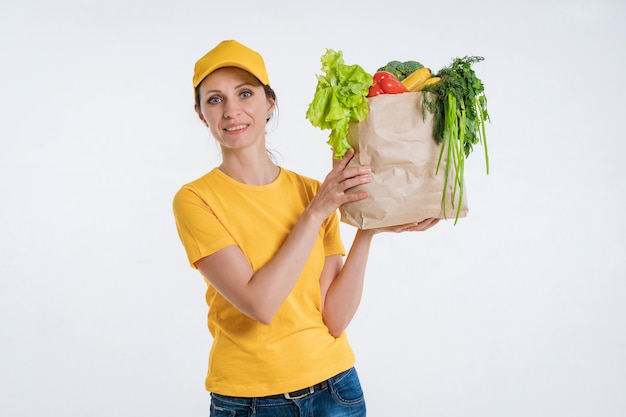 食品パッケージを持つ女性の食品配達労働者