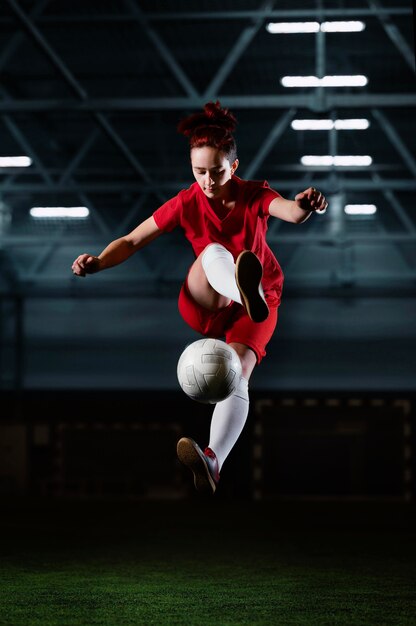 ボールを蹴る女子サッカー選手