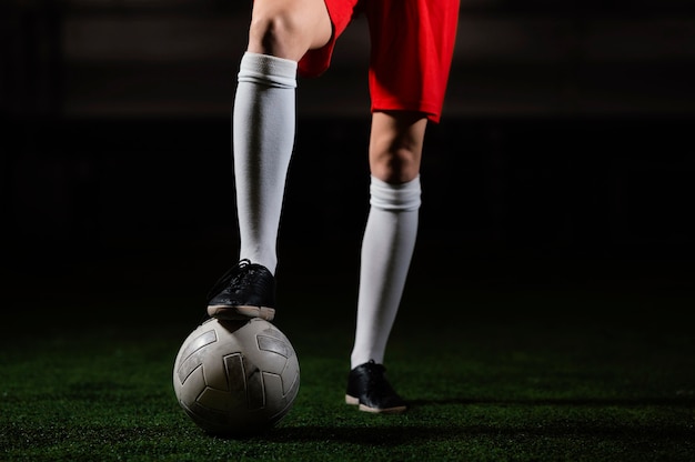 Бесплатное фото Женский футболист с мячом крупным планом