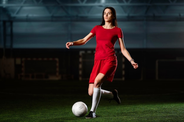 Foto gratuita giocatore di gioco del calcio femminile con la palla