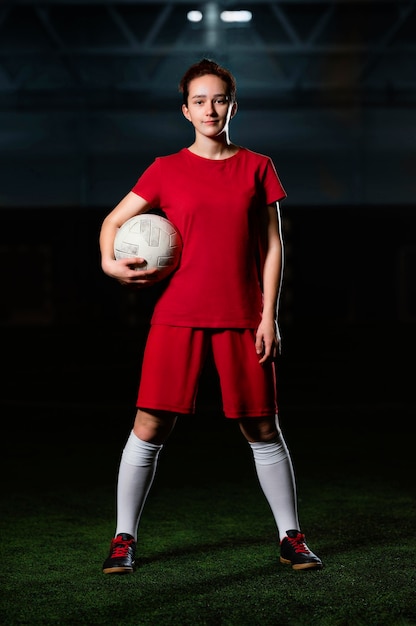 Foto gratuita giocatore di gioco del calcio femminile con la palla
