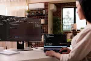 무료 사진 온라인 클라우드 서버 및 프로그래밍 방화벽 보안으로 html 스크립트를 코딩하는 여성 프리랜서 개발자. 코드 언어 및 응용 프로그램을 사용하여 터미널 창에서 새로운 사용자 인터페이스를 학습합니다.