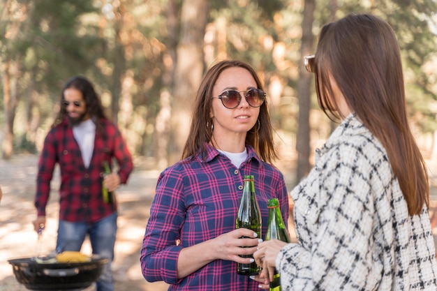 ビールを飲みながら会話する女友達