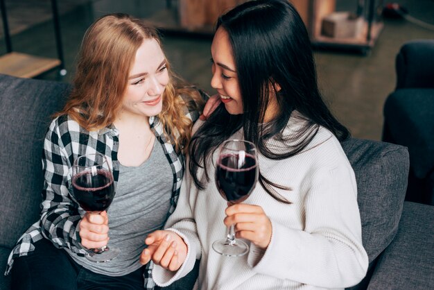 赤ワインを飲む女友達