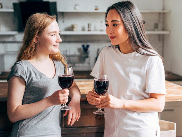 女友達のワインを飲む