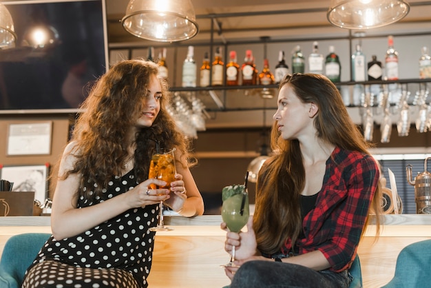 バーで飲み物を楽しむ女性の友達