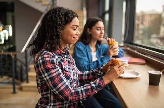 Free photo female friends having lunch together