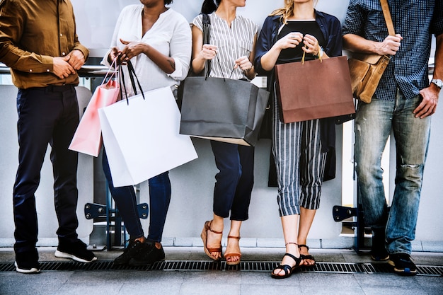 Foto gratuita amici femminili fuori a fare shopping insieme