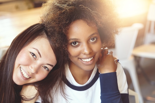 Free photo female friends sitting in cafe