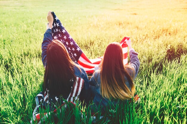 Женщины-друзья с американским флагом