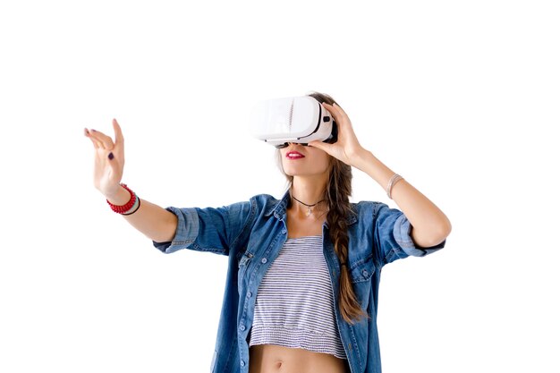 Женщина жестикулирует с помощью очков VR