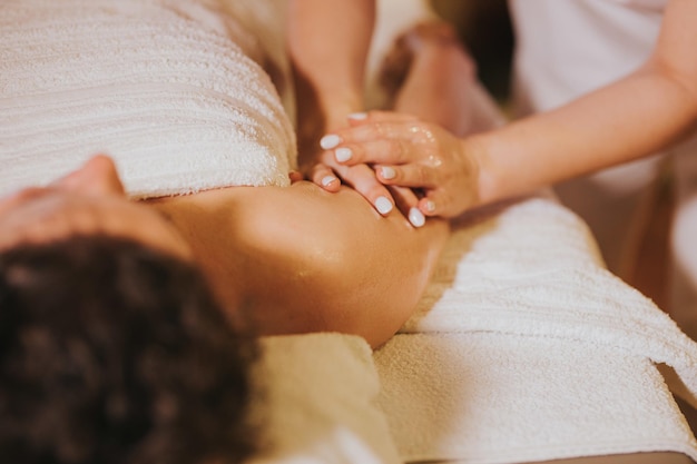 Foto gratuita donna che riceve un massaggio professionale in un salone di bellezza spa