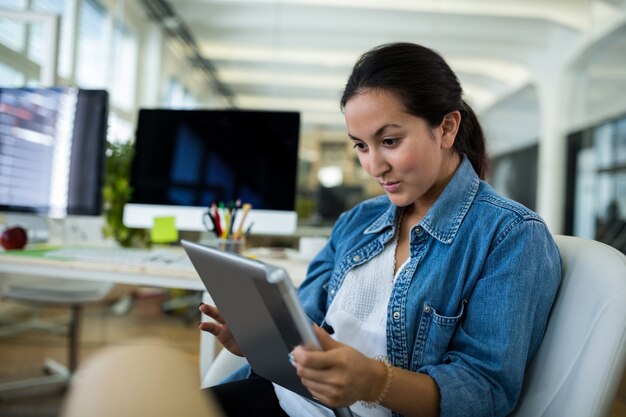 デジタルタブレットを使用して、女性のグラフィックデザイナー