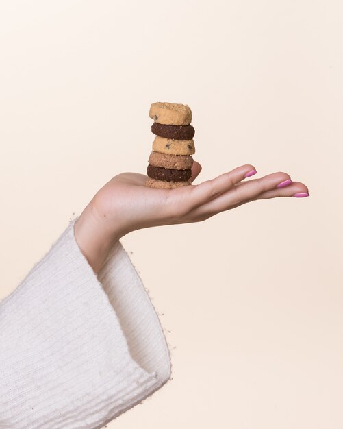 クッキーを持っている女性の手