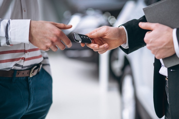 女性の手が車のキーでクローズアップ