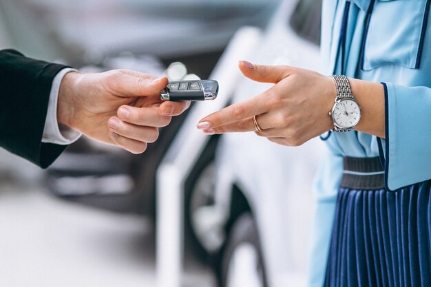 女性の手が車のキーでクローズアップ