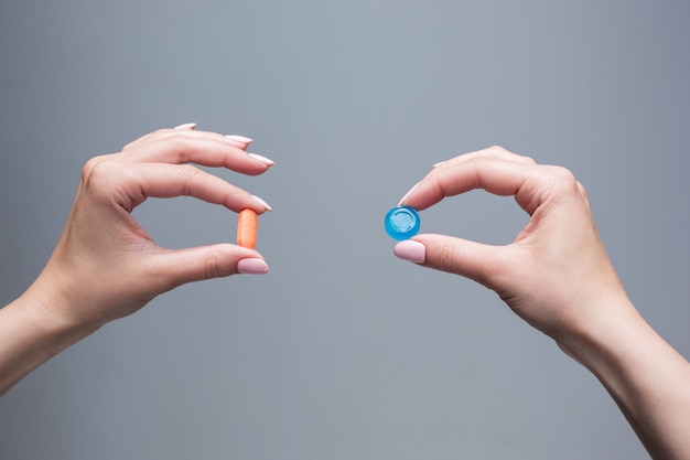 甘いお菓子と薬と女性の手