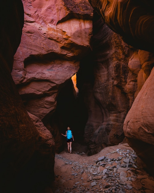 グランドキャニオンの神秘的な洞窟を探索する女性ハイカー