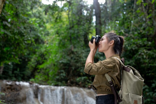 女性ハイカーが自分の写真を撮る