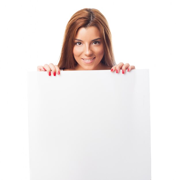 Женщина держит большой кусок бумаги