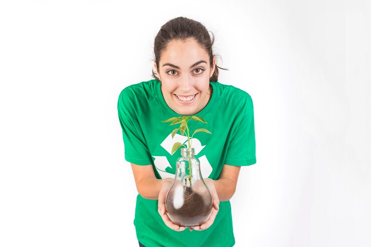 मुफ़्त फोटो female holding bottle with growing plant