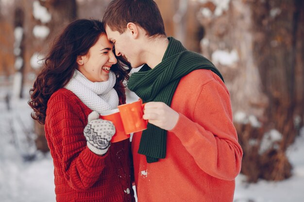 女性の休日の男性雪の人々