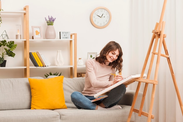 Женщина у себя дома рисует