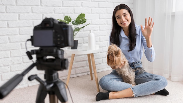 犬と一緒にvlogをしている自宅の女性インフルエンサー