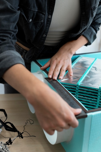 Foto gratuita inventrice al lavoro su una nuova creazione