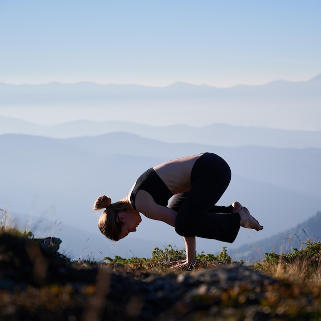 Foto gratuita la femmina è in equilibrio su due braccia