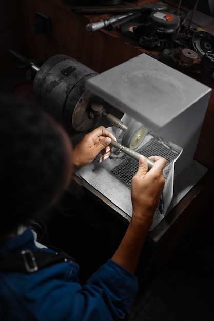 Free photo female jeweler working in the shop