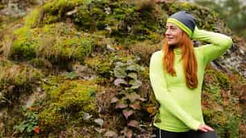 Foto gratuita pareggiatore femminile che prende una pausa