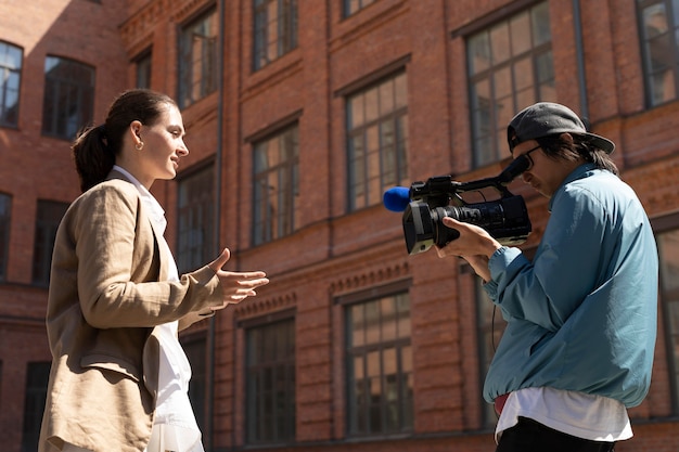 Free photo female journalist telling the news outdoors