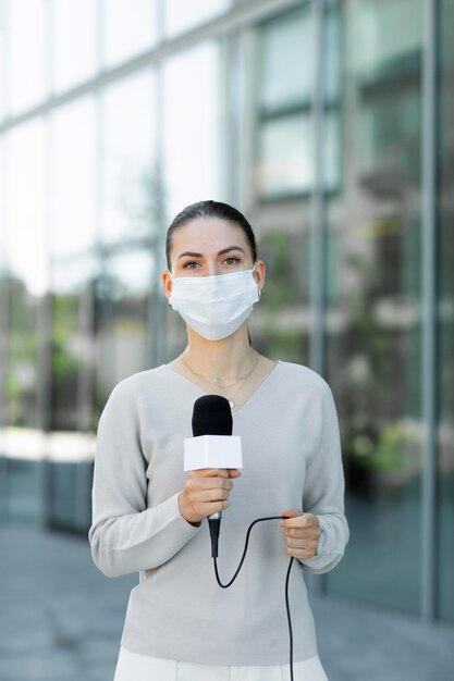 Giornalista con mascherina medica