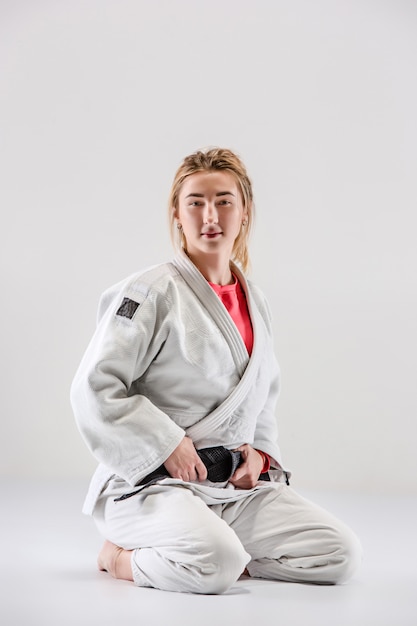 회색에 포즈를 취하는 여성 judokas 전투기
