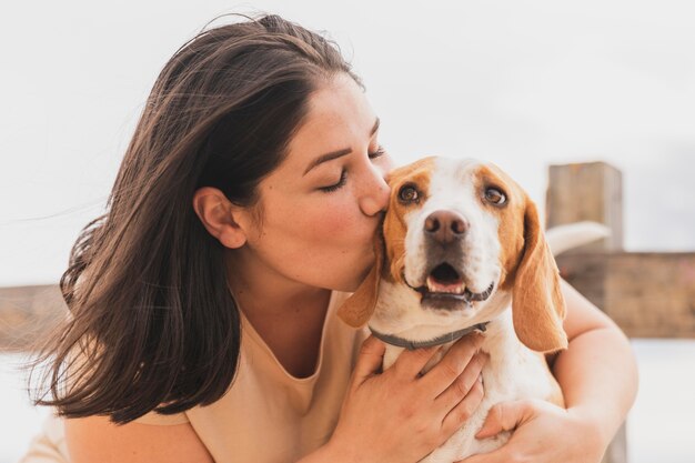 女性のキス犬