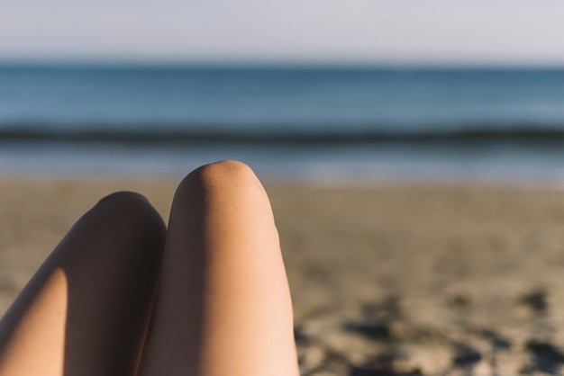 Foto gratuita gambe femminili in spiaggia