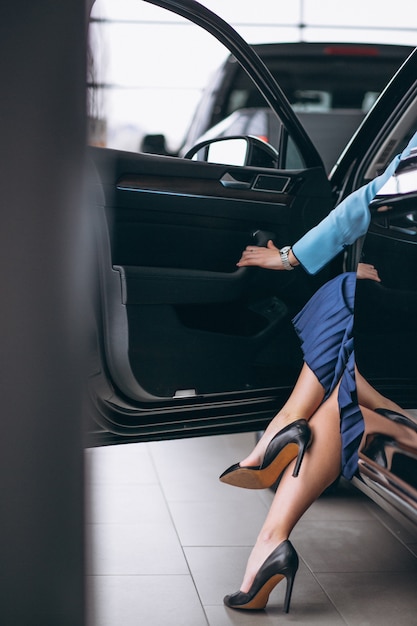 Foto gratuita le gambe femminili si chiudono in su dall'automobile