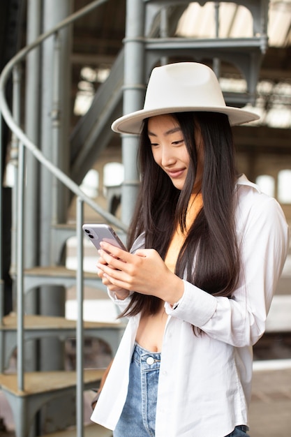 無料写真 彼女の電話をチェックしている女性の地元の旅行者