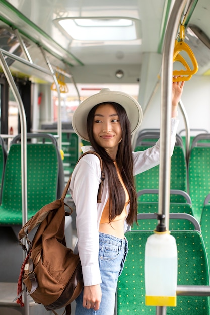 バスに滞在している女性の地元の旅行者