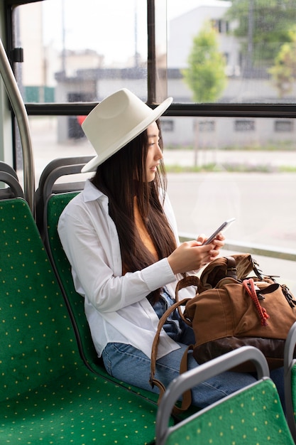 Foto gratuita viaggiatrice locale femminile che soggiorna in un autobus