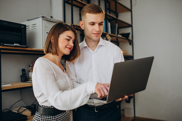 Free photo female and male collegues working in office