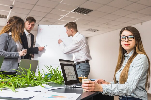 Foto gratuita responsabile femminile davanti al collega che discute piano aziendale