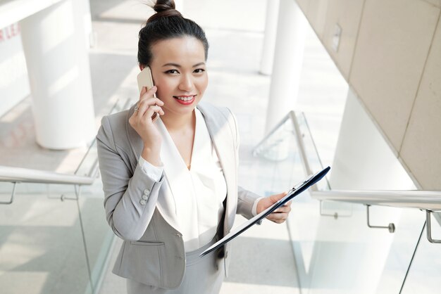 電話で話している女性マネージャー