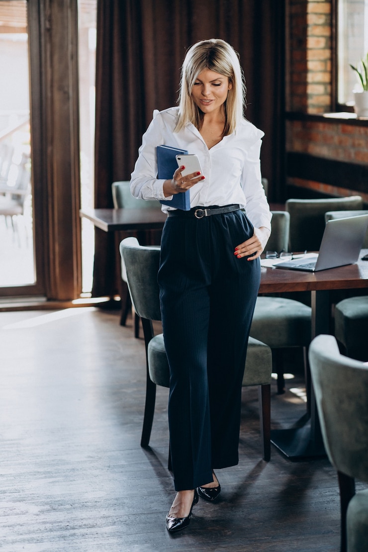 Free Photo female manager woth folder documents