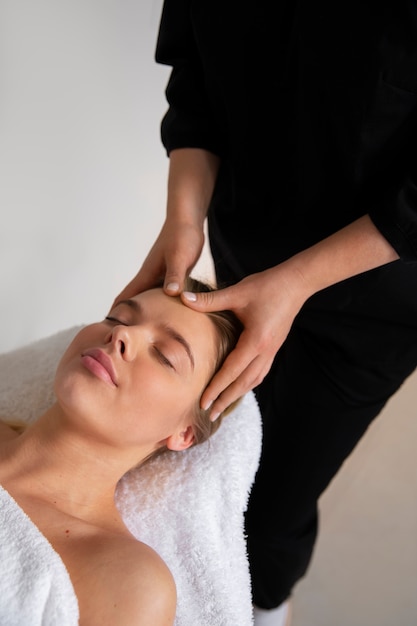 Massaggiatore femminile che restituisce il massaggio al cliente