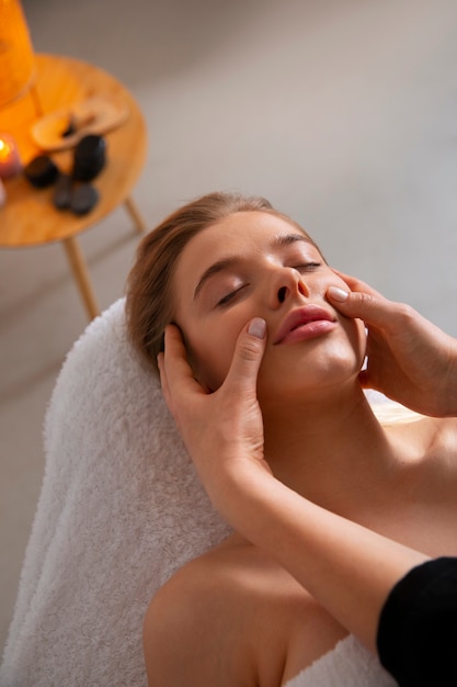 Foto gratuita massaggiatore femminile che restituisce il massaggio al cliente