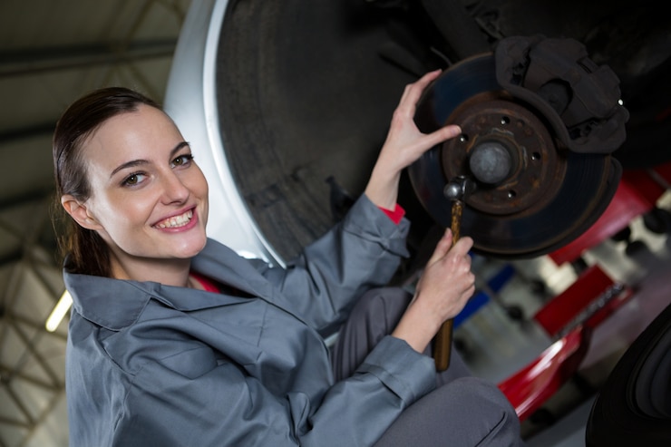 female-mechanic-fixing-car-brake_1170-1624.jpg?w=740&t=st=1685951842~exp=1685952442~hmac=34820d742fb86fa3c42598250d38a88efc60fb1eb188dde9812bfce0b8a41927