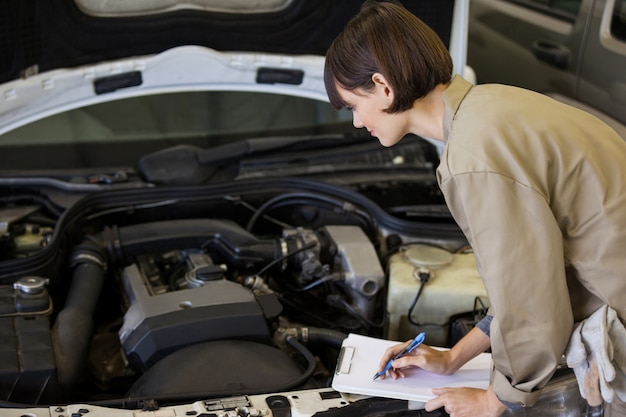 Free photo female mechanic preparing a check list