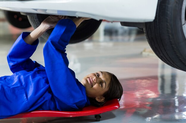 Free photo female mechanic repairing a car